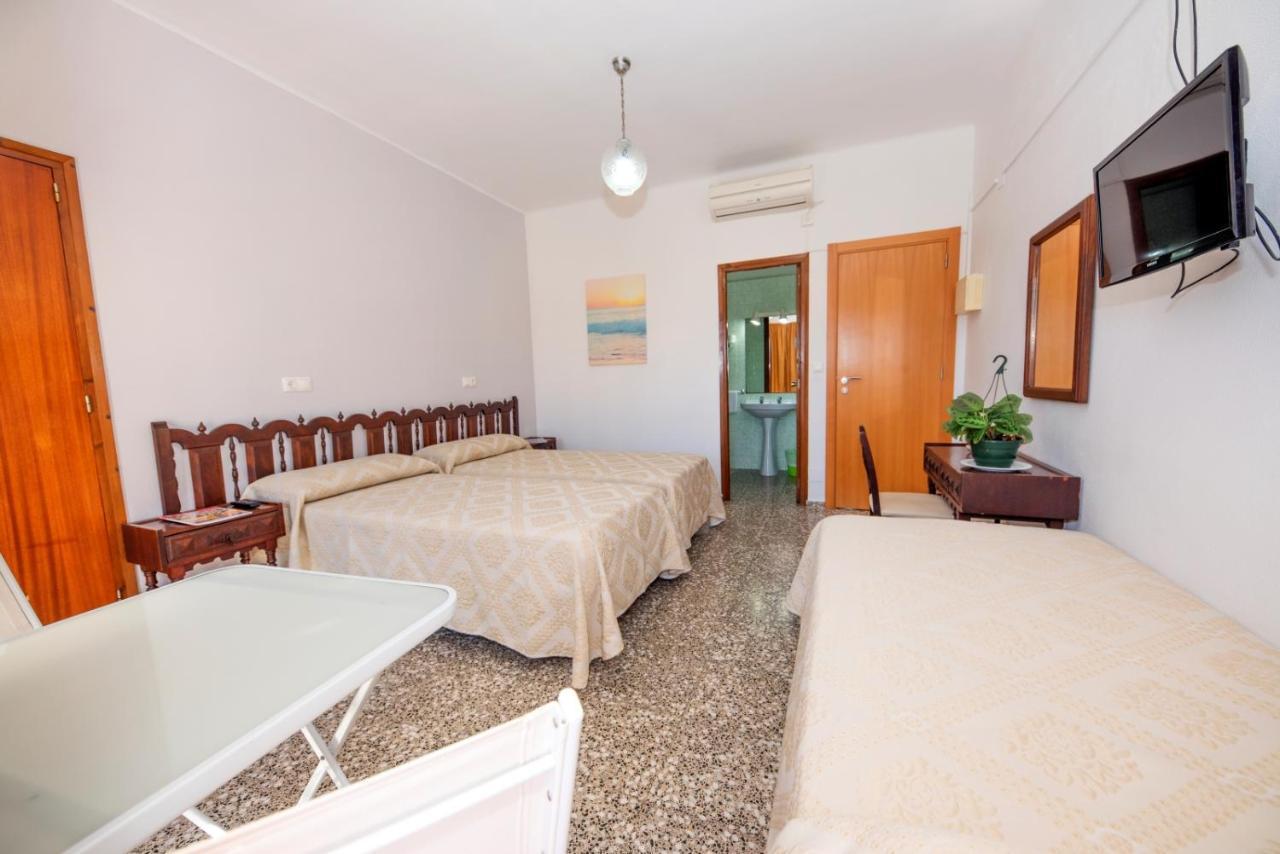 Hostal Y Apartamentos Santa Eulalia Santa Eularia des Riu Eksteriør billede