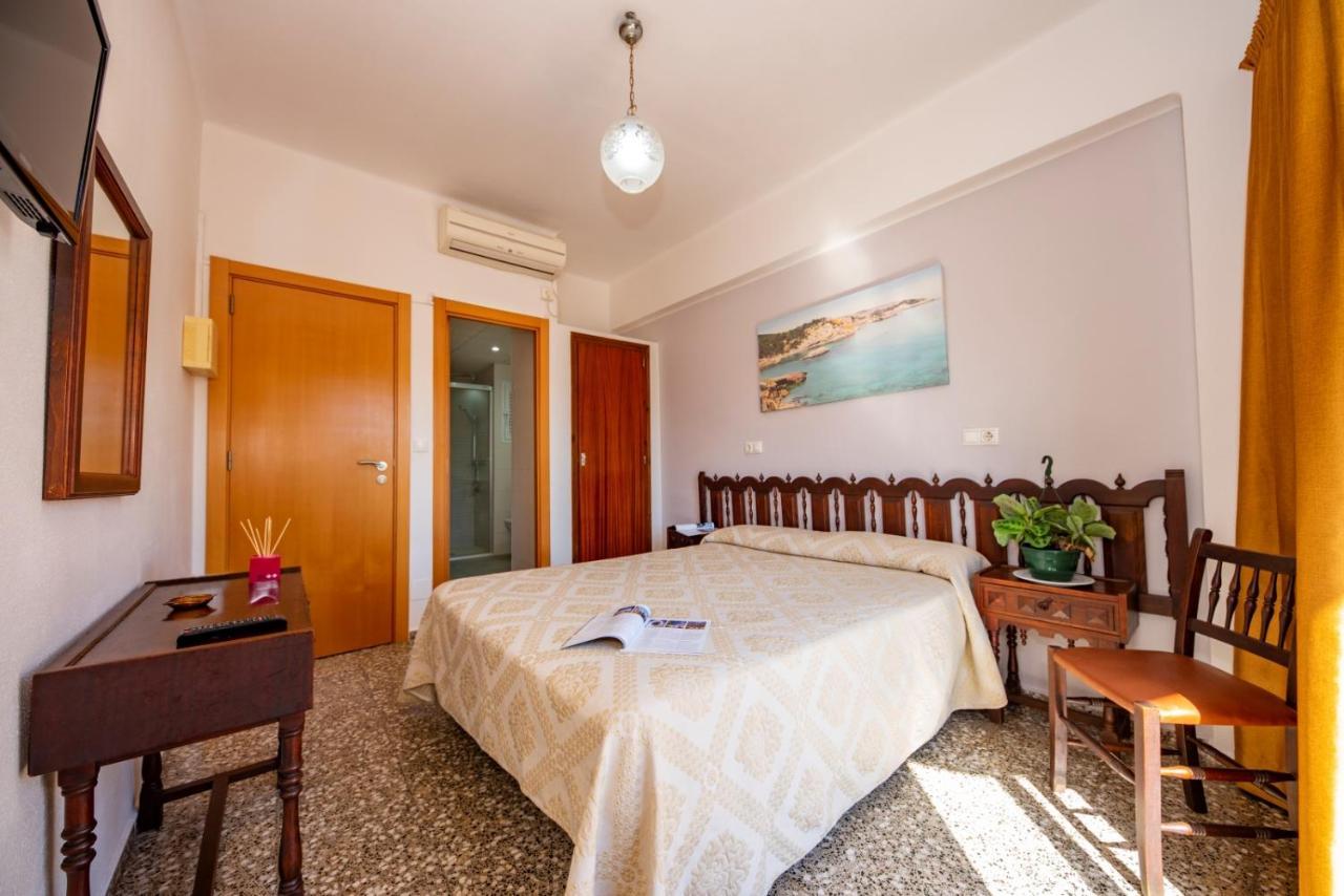 Hostal Y Apartamentos Santa Eulalia Santa Eularia des Riu Eksteriør billede