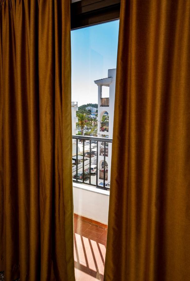 Hostal Y Apartamentos Santa Eulalia Santa Eularia des Riu Eksteriør billede