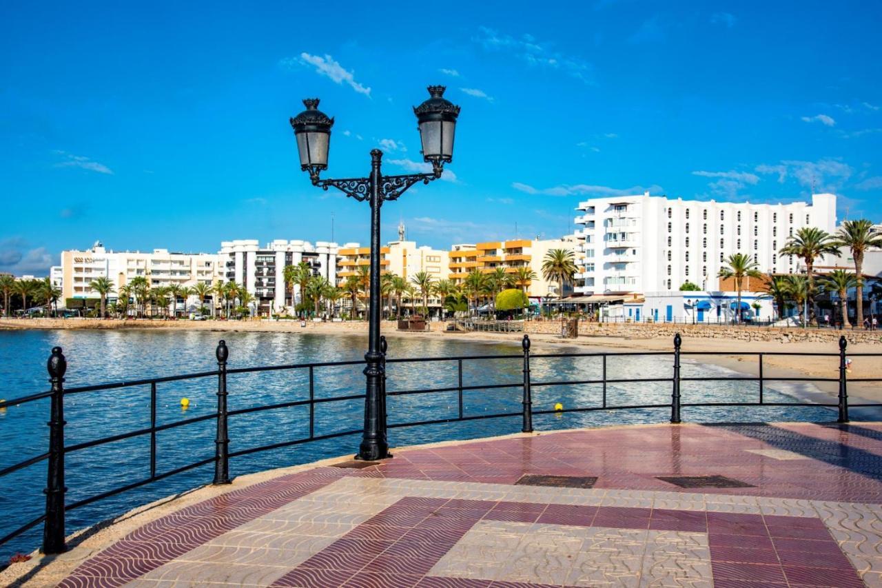 Hostal Y Apartamentos Santa Eulalia Santa Eularia des Riu Eksteriør billede