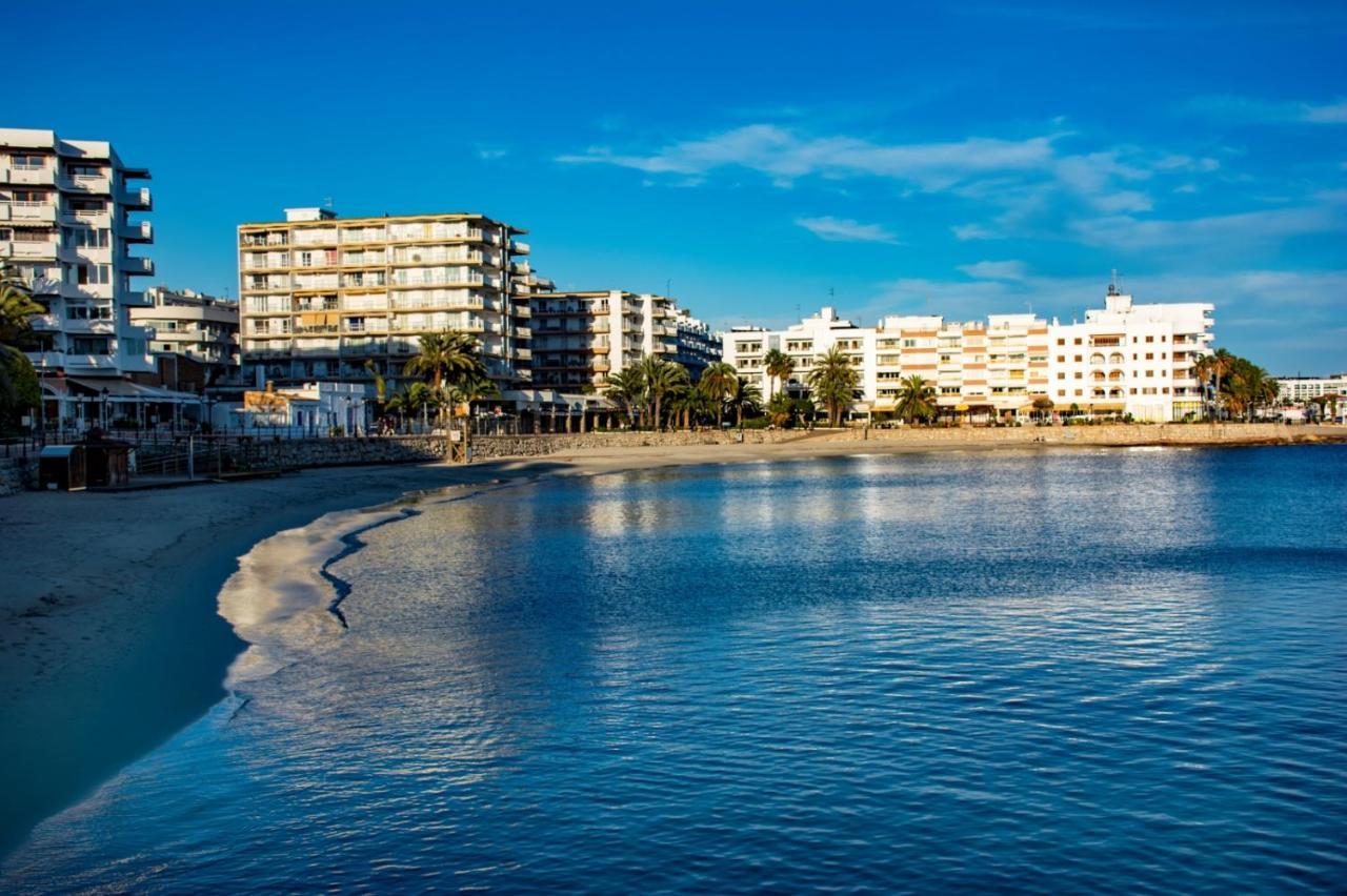 Hostal Y Apartamentos Santa Eulalia Santa Eularia des Riu Eksteriør billede