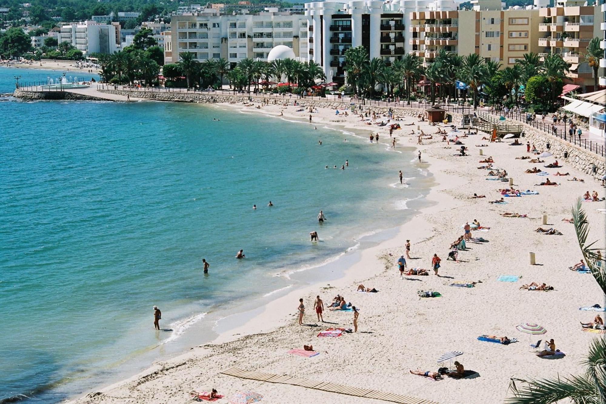 Hostal Y Apartamentos Santa Eulalia Santa Eularia des Riu Eksteriør billede