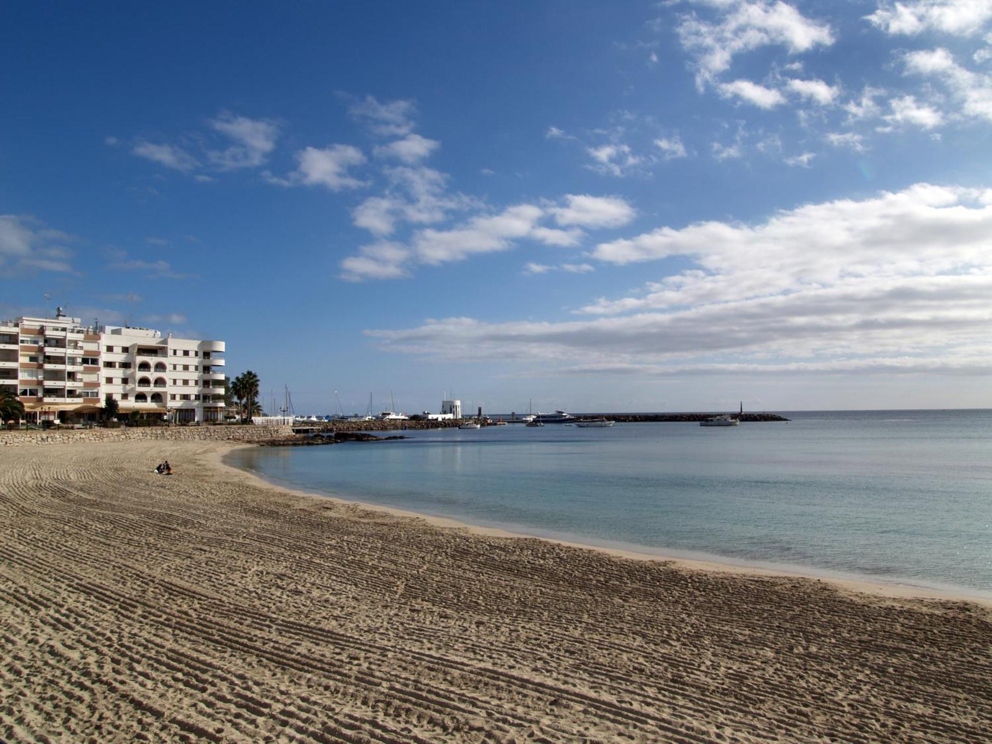 Hostal Y Apartamentos Santa Eulalia Santa Eularia des Riu Eksteriør billede