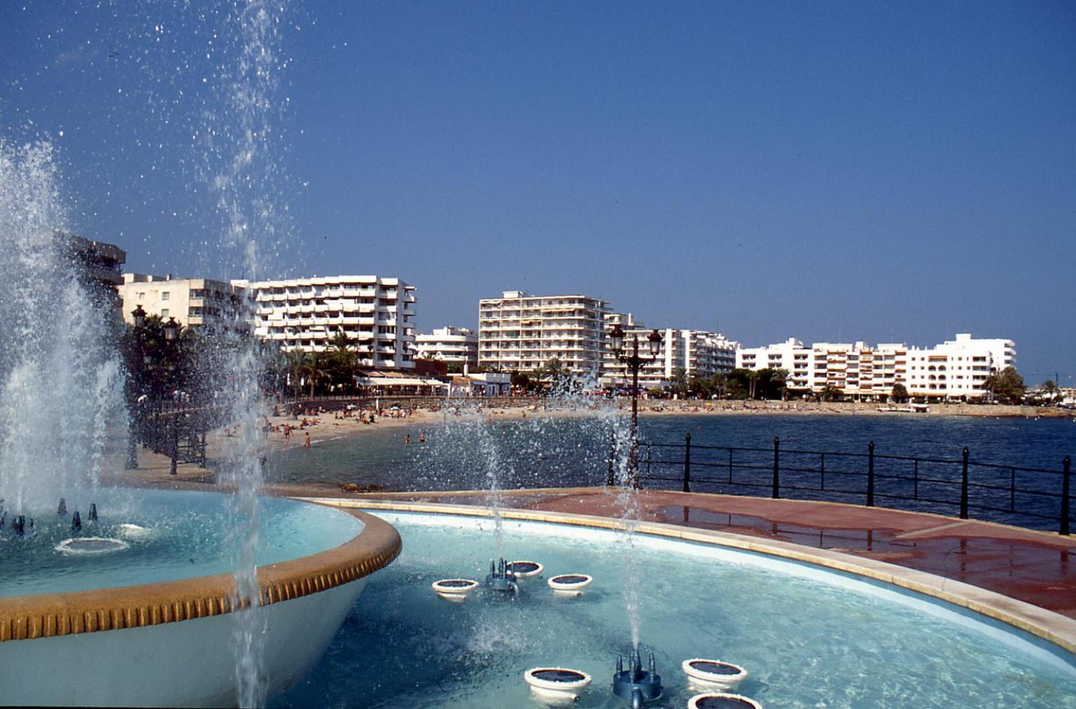 Hostal Y Apartamentos Santa Eulalia Santa Eularia des Riu Eksteriør billede