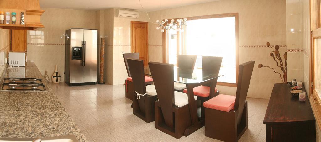 Hostal Y Apartamentos Santa Eulalia Santa Eularia des Riu Eksteriør billede