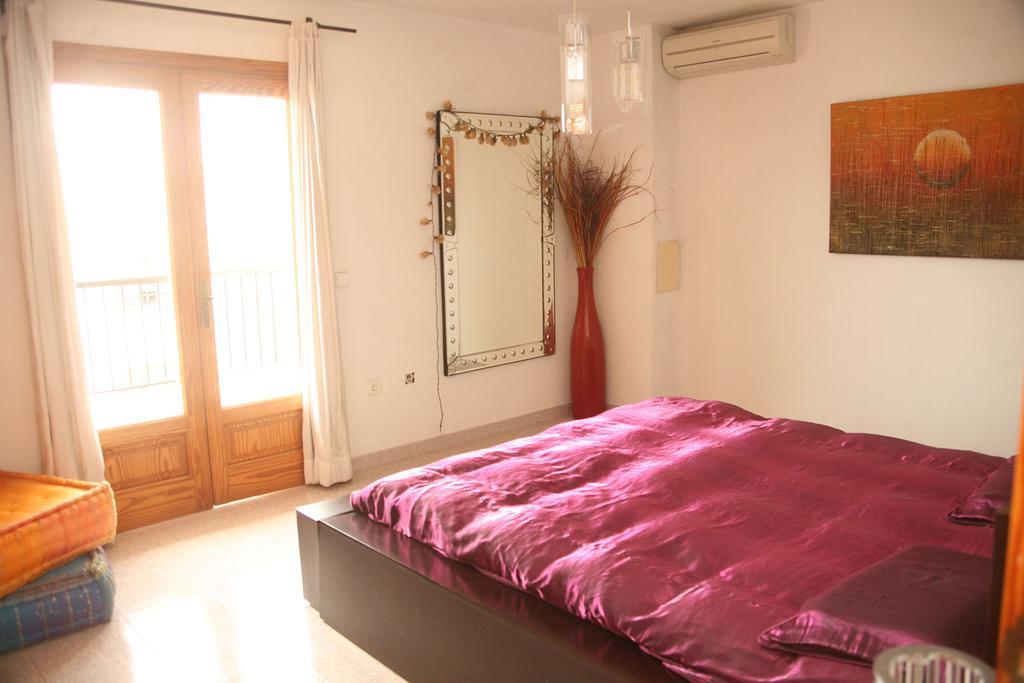 Hostal Y Apartamentos Santa Eulalia Santa Eularia des Riu Eksteriør billede