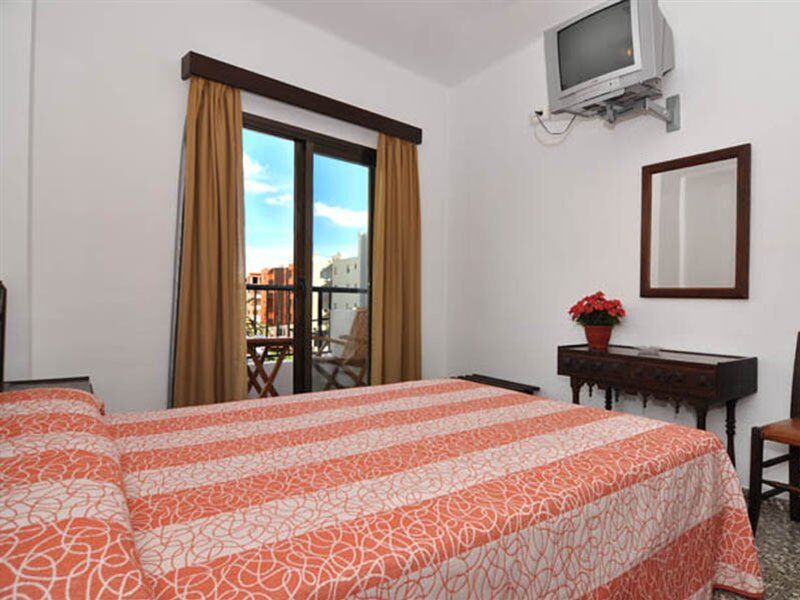 Hostal Y Apartamentos Santa Eulalia Santa Eularia des Riu Eksteriør billede