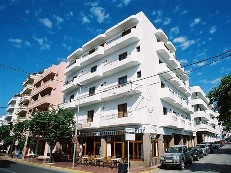 Hostal Y Apartamentos Santa Eulalia Santa Eularia des Riu Eksteriør billede